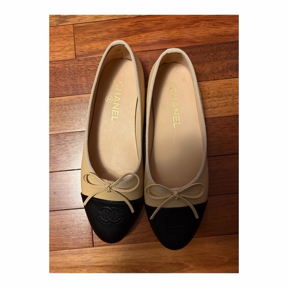 CHANEL Two-Tone Beige and Black Flats - Picture 7 of 8